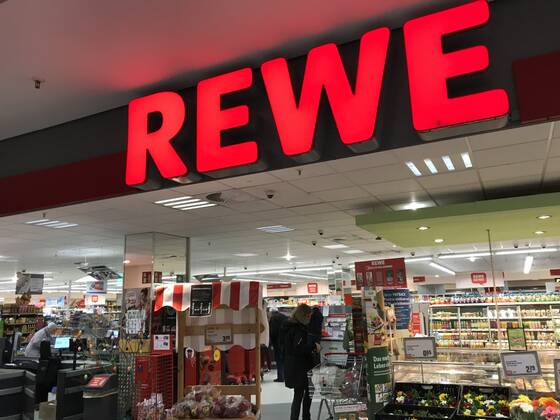 Logo der Supermarkt Kette Rewe an einer Filiale 02.04.2020