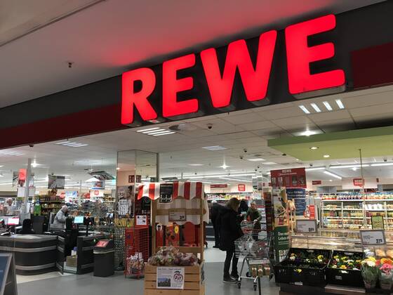 Logo der Supermarkt Kette Rewe an einer Filiale 02.04.2020