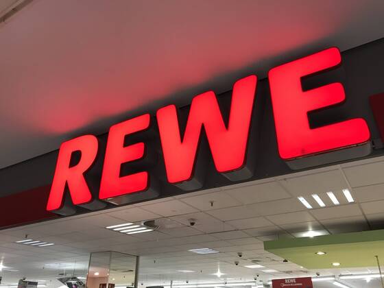 Logo der Supermarkt Kette Rewe an einer Filiale 02.04.2020
