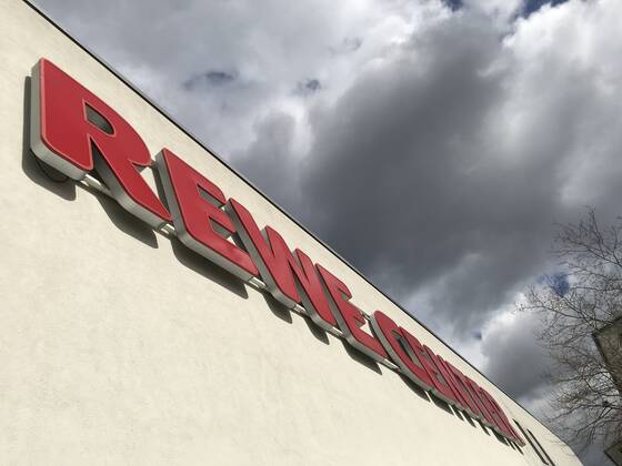 Logo der Supermarkt Kette Rewe an einer Filiale 02.04.2020