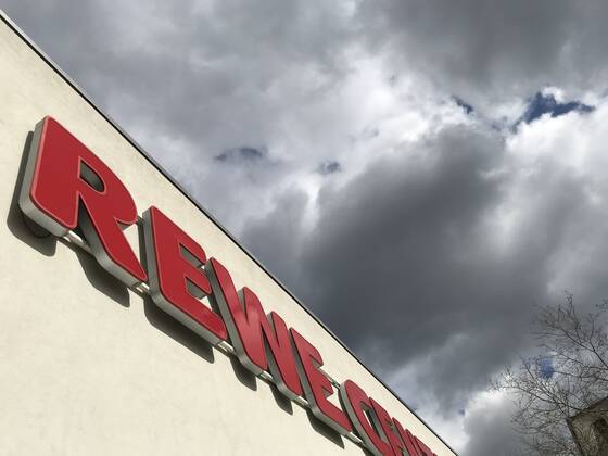 Logo der Supermarkt Kette Rewe an einer Filiale 02.04.2020