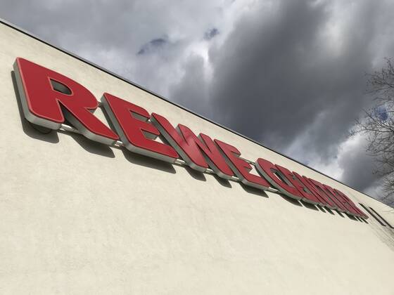 Logo der Supermarkt Kette Rewe an einer Filiale 02.04.2020