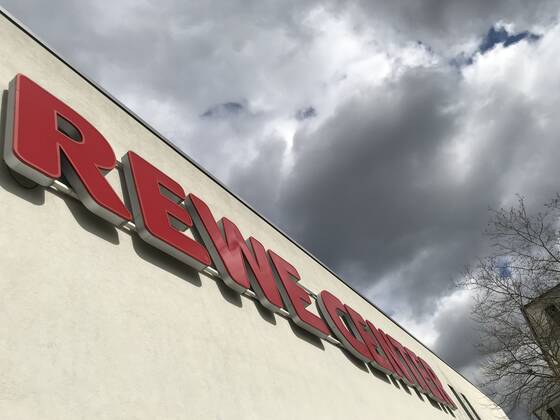 Logo der Supermarkt Kette Rewe an einer Filiale 02.04.2020