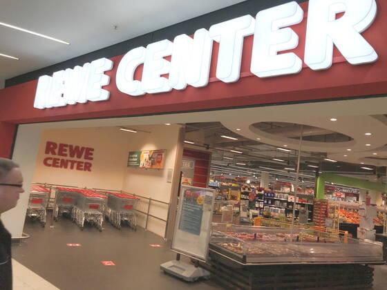 Logo der Supermarkt Kette Rewe an einer Filiale 02.04.2020