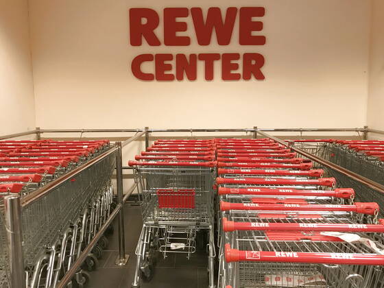 Logo der Supermarkt Kette Rewe an einer Filiale 02.04.2020