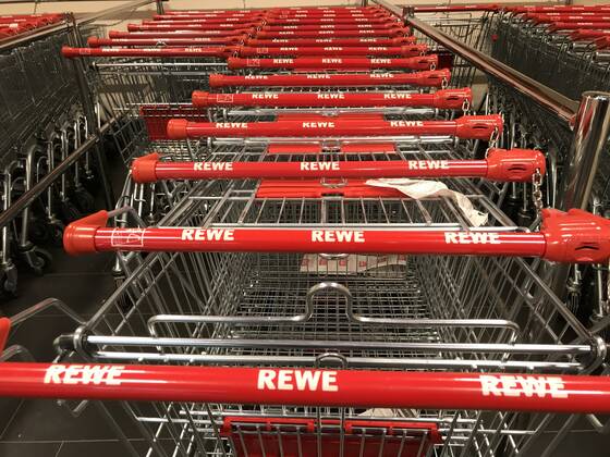 Logo der Supermarkt Kette Rewe an einer Filiale 02.04.2020