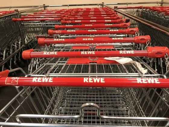 Logo der Supermarkt Kette Rewe an einer Filiale 02.04.2020