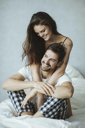 Happy affectionate couple in bed model released Symbolfoto  SHKF00810