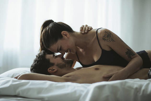 Happy affectionate couple in bed model released Symbolfoto  SHKF00811