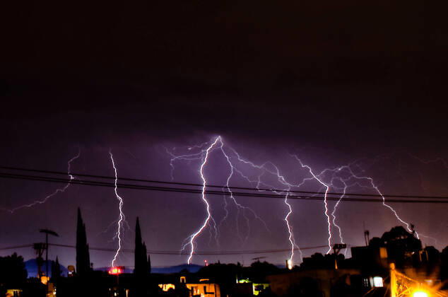 Bilder des Jahres 2020, News 04 April News Themen der Woche KW13 News Bilder des Tages April 2, 2020: April 02, 2020. Cuautitlan Izcalli, stete of Mexico. Lightning night in some parts of the state of Mexico, being on the ninth day of phase 2 by COVID-19 coronavirus in Mexico..PHOTO: OMAR LOPEZ - ZUMAl109 20200402_zap_l109_001 Copyright: xOmarxLopezx