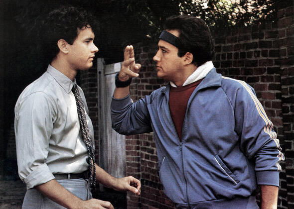 MAN WITH ONE RED SHOE, THE, Tom Hanks, Jim Belushi, 1985 20thCentFox Courtesy Everett Collection !ACHTUNG AUFNAHMEDATUM GESCHÃ„TZT! PUBLICATIONXNOTxINxCANxCHNxFRAxITAxJPNxNORxPOLxRUSxESPxUKxUSA Copyright: x20thCentFox CourtesyxEverettxCollectionx MSDMAWI EC046