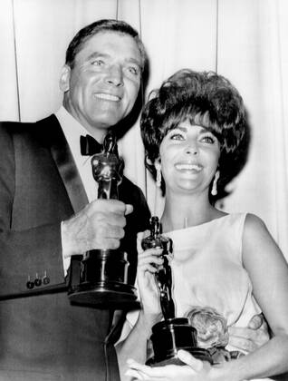 OSCARS. Bester Hauptdarsteller. PreistrÃ¤ger 1961-1970 From left, Burt Lancaster, (Best Actor, ELMER GANTRY), and Elizabeth Taylor, (Best Actress, BUTTERFIELD-8), at the Academy Awards, April 17, 1961 Courtesy Everett Collection !ACHTUNG AUFNAHMEDATUM GESCHÃ„TZT! PUBLICATIONXNOTxINxCANxCHNxFRAxITAxJPNxNORxPOLxRUSxESPxUKxUSA Copyright: xCourtesyxEverettxCollectionx PBDELTA EC428
