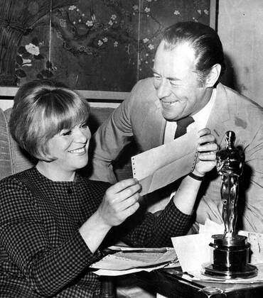 OSCARS. Bester Hauptdarsteller. PreistrÃ¤ger 1961-1970 Rachel Roberts and husband Rex Harrison read telegrams congratulating Harrison after winning the 1964 Best Actor Oscar for MY FAIR LADY, April 5, 1965 Courtesy Everett Collection !ACHTUNG AUFNAHMEDATUM GESCHÃ„TZT! PUBLICATIONXNOTxINxCANxCHNxFRAxITAxJPNxNORxPOLxRUSxESPxUKxUSA Copyright: xCourtesyxEverettxCollectionx PBDREHA EC004