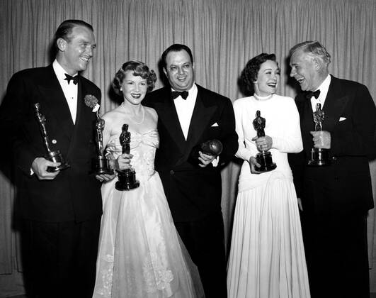 OSCARS. Beste Hauptdarstellerin. PreistrÃ¤gerinnen 1941-1950 1948: Best Actor LAURENCE OLIVIER Hamlet; accepted by DOUGLAS FAIRBANKS, JR. , Best Supporting Actress CLAIRE TREVOR Key Largo , producer JERRY WALD Irving Thalberg Memorial Award , Best Actress JANE WYMAN Johnny Belinda and Best Supporting Actor WALTER HUSTON THE TREASURE OF THE SIERRA MADRE , 3 27 49 Courtesy Everett Collection !ACHTUNG AUFNAHMEDATUM GESCHÃ„TZT! PUBLICATIONXNOTxINxCANxCHNxFRAxITAxJPNxNORxPOLxRUSxESPxUKxUSA Copyright: xCourtesyxEverettxCollectionx SBDOSPI EC108