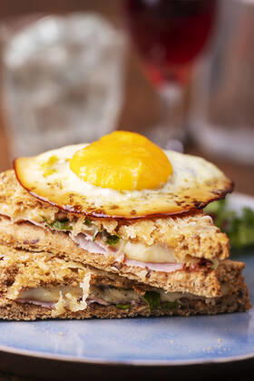 Nahaufnahme einer französischen Croque-Madame