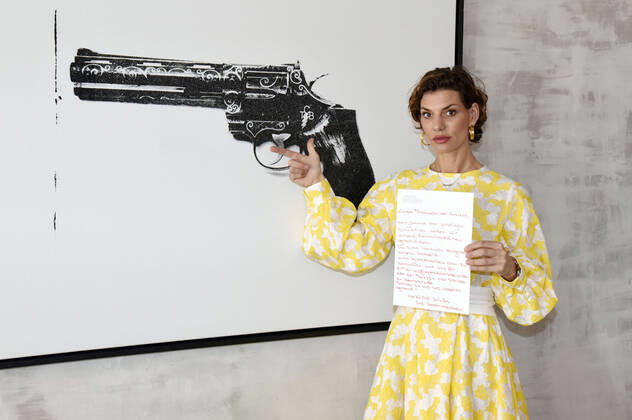 Fotoshootings der letzten Wochen Bilder des Jahres 2020, Entertainment 04 April Entertainment Themen der Woche KW15 News Bilder des Tages Sarah Kronsbein bei einem exlusiven Photoshooting in ihrer wegen der Corona-Krise geschlossenen Galerie Kronsbein mit Bildern aus der Russell Young Ausstellung Heroes + Heroins . München, 06.04.2020