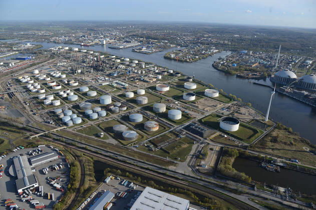 Hamburg der 07.04.2020 (Archivbild) Der Ölkonzern Shell verkauft für den Bau der Hafenautobahn A26-Ost sein Tanklager in Hamburg-Harburg. Damit ist ein weiteres Hindernis für die Trasse zwischen Moorburg und Wilhelmsburg aus dem Weg. Den größten Teil des rund 50 Hektar großen Areals kauft die Hafenverwaltung HPA. Künftig soll das Gelände als Industriefläche genutzt werden. Mit dem Bund gibt es nach Angaben einer Sprecherin der Wirtschaftsbehörde eine Vereinbarung, dass im Bereich der Hohen Schaar die A26 gebaut werden kann. Über den Kaufpreis haben Stadt und Shell Stillschweigen vereinbart. A26: Öl-Konzern Shell verkauft Tanklager an der Hohen Schaar., Hamburg-Wilhelmsburg Hamburg Deutschland