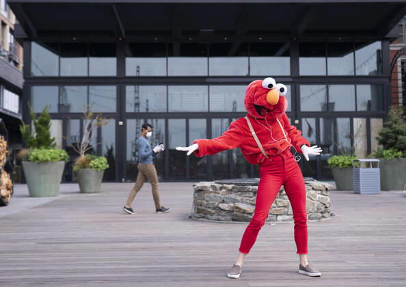 Bilder des Jahres 2020, Entertainment 04 April Entertainment Themen der Woche KW15 Entertainment Bilder des Tages A YouTube performer known as Elmo at the Wharf dances on the Wharf in Washington, D.C. during the Coronavirus pandemic and stay at home order, on Tuesday, April 7, 2020. The performer said she was attempting to bring smiles and joy to the people in the apartment buildings that overlook the area.  WAP20200407301 KEVINxDIETSCH