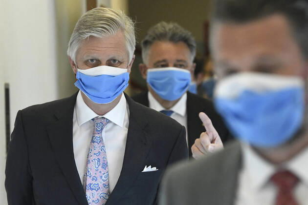 Bilder des Jahres 2020, Entertainment 04 April Entertainment Themen der Woche KW15 Entertainment Bilder des Tages King Philippe - Filip of Belgium wearing a mask pictured during a royal visit to several services at the UZ Brussel universitary hospital in Jette, Brussels, Wednesday 08 April 2020. Belgium is in its fourth week of confinement in the ongoing corona virus crisis.  POOLxDIDIERxLEBRUN 2494346
