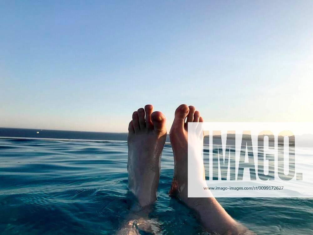 Stockfoto Male Legs Feet With Fingers Spread Out In A