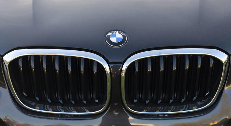 xblx, Logo von BMW auf Motorhaube , emwirt Friedberg