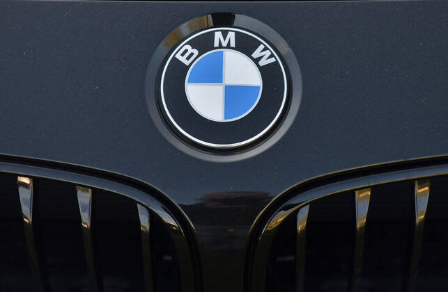 xblx, Logo von BMW auf Motorhaube , emwirt Friedberg