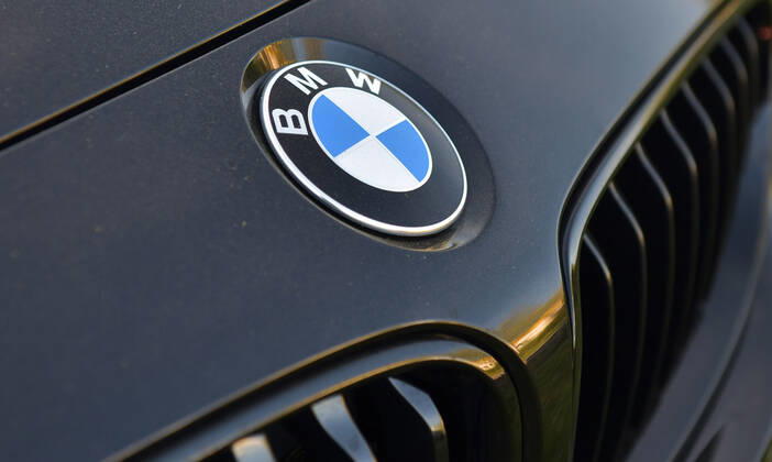 xblx, Logo von BMW auf Motorhaube , emwirt Friedberg