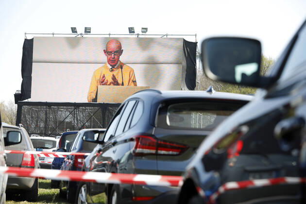 News Bilder des Tages 14.04.2020 Marl Ostergottesdienst im Autokino am Motorradtreff Vogel . Der Gottesdienst wurde vorher aufgezeichnet und wird jetzt auf der Videoleinwand ausgestrahlt