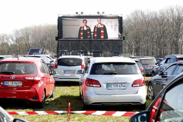 14.04.2020 Marl Ostergottesdienst im Autokino am Motorradtreff Vogel . Der Gottesdienst wurde vorher aufgezeichnet und wird jetzt auf der Videoleinwand ausgestrahlt