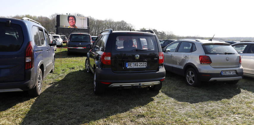 14.04.2020 Marl Ostergottesdienst im Autokino am Motorradtreff Vogel . Der Gottesdienst wurde vorher aufgezeichnet und wird jetzt auf der Videoleinwand ausgestrahlt