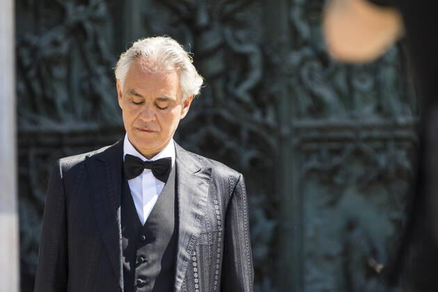 Bilder des Jahres 2020, Entertainment 04 April Entertainment Themen der Woche KW15 News Bilder des Tages Foto IPP - Daniele Cifala™ - 12 04 2020 Nella foto Andrea Bocelli d avanti al Duomo di Milano  0