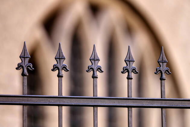Zaunspitzen an einem Grundstück der Kirche. Köln, 12.04.2020