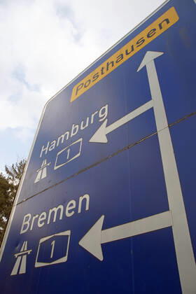 Wegweiser zur Autobahn A1 Hamburg - Bremen an der Anschlussstelle Posthausen der Landstraße von Ottersberg nach Posthausen. Der Abschnitt der A1 zwischen dem Buchholzer Dreieck und Bremen wird in öffentlich-privater Partnerschaft von der Gesellschaft A1 mobil betrieben.
