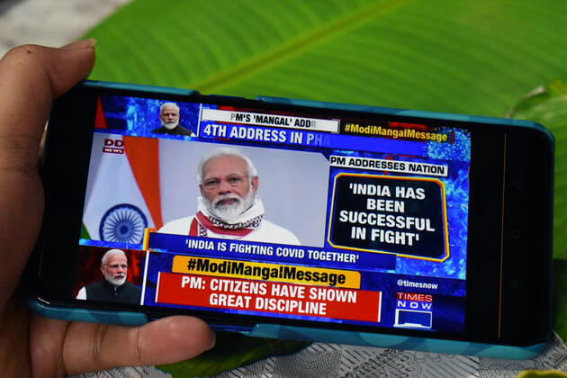 India: COVID-19 lockdown extended to May 3, 2020 People are showing Narendra Modi s Speech on their mobile in Kolkata, India. India’s Covid-19 lockdown has been extended until May 3, Prime Minister Narendra Modi said in an address to the nation. The initial 21-day lockdown was due to end on Tuesday. Modi explained that the lockdown, as well as other social distancing measures, have benefited the country despite the economic costs incurred. Kolkata West Bengal India Copyright: SudiptaxDas