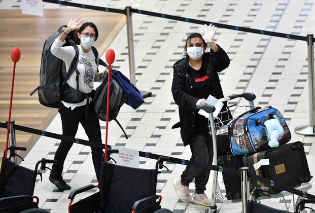 PERU COVID-19 REPATRIATION FLIGHT, Australians evacuated from South America due to the coronavirus (COVID-19) are seen after landing at Brisbane International Airport in Brisbane, Tuesday, April 14, 2020. The Qantas flight from Lima, repatriated 115 passengers back to Australia. ( NO ARCHIVING, EDITORIAL USE ONLY, NO USE IN BOOKS WITHOUT CONSENT BRISBANE QLD AUSTRALIA Copyright: xDARRENxENGLANDx 47187021st