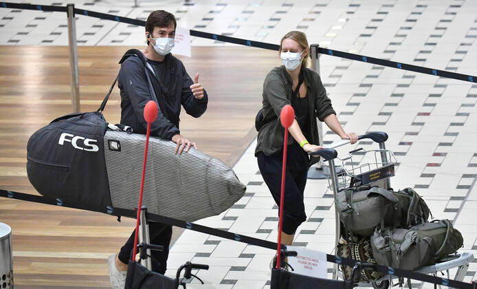 PERU COVID-19 REPATRIATION FLIGHT, Australians evacuated from South America due to the coronavirus (COVID-19) are seen after landing at Brisbane International Airport in Brisbane, Tuesday, April 14, 2020. The Qantas flight from Lima, repatriated 115 passengers back to Australia. ( NO ARCHIVING, EDITORIAL USE ONLY, NO USE IN BOOKS WITHOUT CONSENT BRISBANE QLD AUSTRALIA Copyright: xDARRENxENGLANDx 47187042st