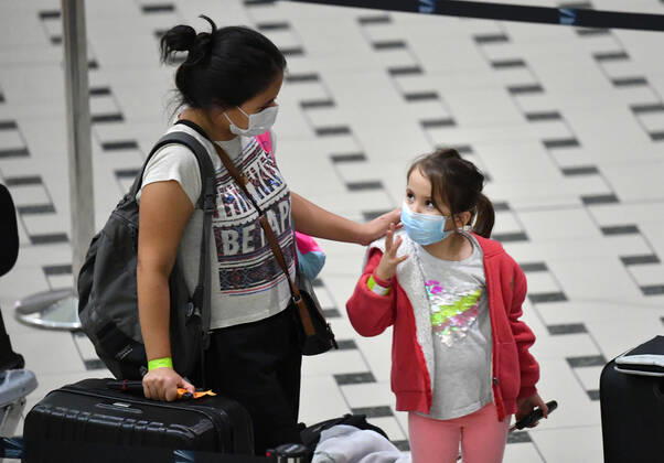PERU COVID-19 REPATRIATION FLIGHT, Australians evacuated from South America due to the coronavirus (COVID-19) are seen after landing at Brisbane International Airport in Brisbane, Tuesday, April 14, 2020. The Qantas flight from Lima, repatriated 115 passengers back to Australia. ( NO ARCHIVING, EDITORIAL USE ONLY, NO USE IN BOOKS WITHOUT CONSENT BRISBANE QLD AUSTRALIA Copyright: xDARRENxENGLANDx 47187169st