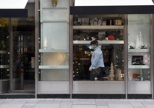 (200414) -- VIENNA, April 14, 2020 -- A shop reopens at Graben street in Vienna, Austria on April 14, 2020. Some shops and businesses in Austria began to reopen from Tuesday. ) AUSTRIA-VIENNA-COVID-19-SHOP-REOPEN GuoxChen 