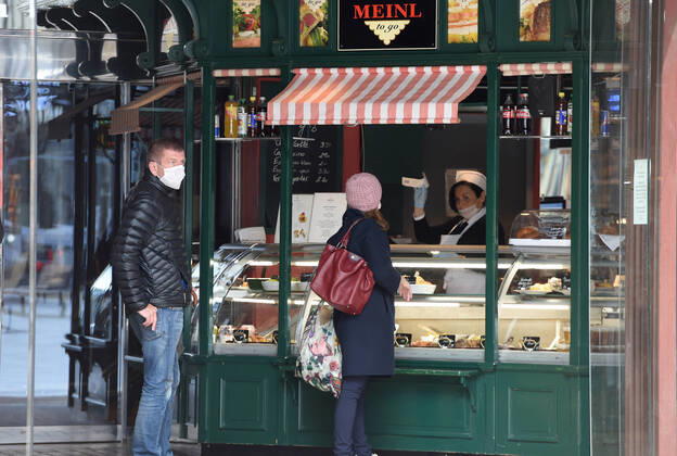 News Themen der Woche KW16 News Bilder des Tages (200414) -- VIENNA, April 14, 2020 -- Customers visit a reopened snack bar at Graben street in Vienna, Austria on April 14, 2020. Some shops and businesses in Austria began to reopen from Tuesday. ) AUSTRIA-VIENNA-COVID-19-SHOP-REOPEN GuoxChen 