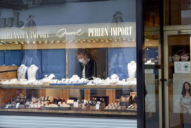 (200414) -- VIENNA, April 14, 2020 -- A shop reopens at Graben street in Vienna, Austria on April 14, 2020. Some shops and businesses in Austria began to reopen from Tuesday. ) AUSTRIA-VIENNA-COVID-19-SHOP-REOPEN GuoxChen 
