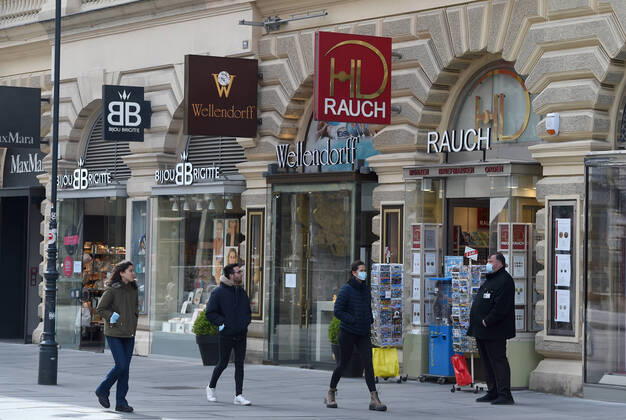 (200414) -- VIENNA, April 14, 2020 -- People walk past reopened shops at Graben street in Vienna, Austria, on April 14, 2020. Some shops and businesses in Austria began to reopen from Tuesday. ) AUSTRIA-VIENNA-COVID-19-SHOP-REOPEN GuoxChen 