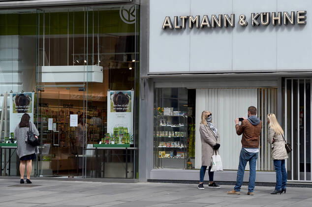 (200414) -- VIENNA, April 14, 2020 -- People stand outside a reopened shop at Graben street in Vienna, Austria on April 14, 2020. Some shops and businesses in Austria began to reopen from Tuesday. ) AUSTRIA-VIENNA-COVID-19-SHOP-REOPEN GuoxChen 