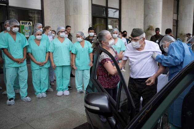 Former Army combatant during World War II Ermando Armelino Piveta, 99, is discharged after overcoming COVID-19 at the Armed Forces Hospital (HFA), in Brasilia, Brazil, 14 April 2020. The ex-combatant arrived at the HFA on April 6 and was hospitalized for 8 days in the COVID room of the hospital, reserved for positive cases of the disease. Follow-up to the coronavirus crisis in Brazil !ACHTUNG: NUR REDAKTIONELLE NUTZUNG!  Copyright: xJoédsonxAlvesx AME2491 20200414-637224921980354625