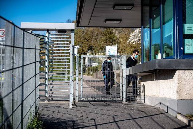250 Flüchtlinge mit Corona infiziert - Ausgangssperre und Kontaktverbot für Infizierte - Landeserstaufnahmestelle in Ellwangen wird von Polizei bewacht 250 Flüchtlinge mit Corona infiziert - Ausgangssperre und Kontaktverbot für Infizierte - Landeserstaufnahmestelle in Ellwangen wird von Polizei bewacht Baden-Württemberg, 73479 Neuler, Deutschland Copyright: 7aktuell.dex xMarcxGruber