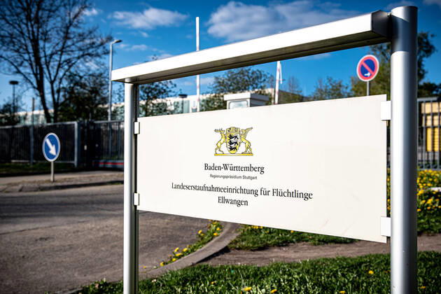 250 Flüchtlinge mit Corona infiziert - Ausgangssperre und Kontaktverbot für Infizierte - Landeserstaufnahmestelle in Ellwangen wird von Polizei bewacht 250 Flüchtlinge mit Corona infiziert - Ausgangssperre und Kontaktverbot für Infizierte - Landeserstaufnahmestelle in Ellwangen wird von Polizei bewacht Baden-Württemberg, 73479 Neuler, Deutschland Copyright: 7aktuell.dex xMarcxGruber