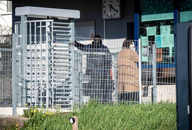 250 Flüchtlinge mit Corona infiziert - Ausgangssperre und Kontaktverbot für Infizierte - Landeserstaufnahmestelle in Ellwangen wird von Polizei bewacht 250 Flüchtlinge mit Corona infiziert - Ausgangssperre und Kontaktverbot für Infizierte - Landeserstaufnahmestelle in Ellwangen wird von Polizei bewacht Baden-Württemberg, 73479 Neuler, Deutschland Copyright: 7aktuell.dex xMarcxGruber