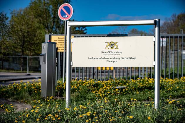 250 Flüchtlinge mit Corona infiziert - Ausgangssperre und Kontaktverbot für Infizierte - Landeserstaufnahmestelle in Ellwangen wird von Polizei bewacht 250 Flüchtlinge mit Corona infiziert - Ausgangssperre und Kontaktverbot für Infizierte - Landeserstaufnahmestelle in Ellwangen wird von Polizei bewacht Baden-Württemberg, 73479 Neuler, Deutschland Copyright: 7aktuell.dex xMarcxGruber