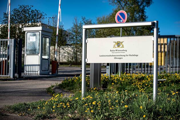 250 Flüchtlinge mit Corona infiziert - Ausgangssperre und Kontaktverbot für Infizierte - Landeserstaufnahmestelle in Ellwangen wird von Polizei bewacht 250 Flüchtlinge mit Corona infiziert - Ausgangssperre und Kontaktverbot für Infizierte - Landeserstaufnahmestelle in Ellwangen wird von Polizei bewacht Baden-Württemberg, 73479 Neuler, Deutschland Copyright: 7aktuell.dex xMarcxGruber