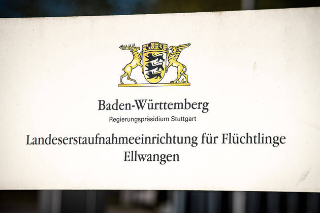 250 Flüchtlinge mit Corona infiziert - Ausgangssperre und Kontaktverbot für Infizierte - Landeserstaufnahmestelle in Ellwangen wird von Polizei bewacht 250 Flüchtlinge mit Corona infiziert - Ausgangssperre und Kontaktverbot für Infizierte - Landeserstaufnahmestelle in Ellwangen wird von Polizei bewacht Baden-Württemberg, 73479 Neuler, Deutschland Copyright: 7aktuell.dex xMarcxGruber