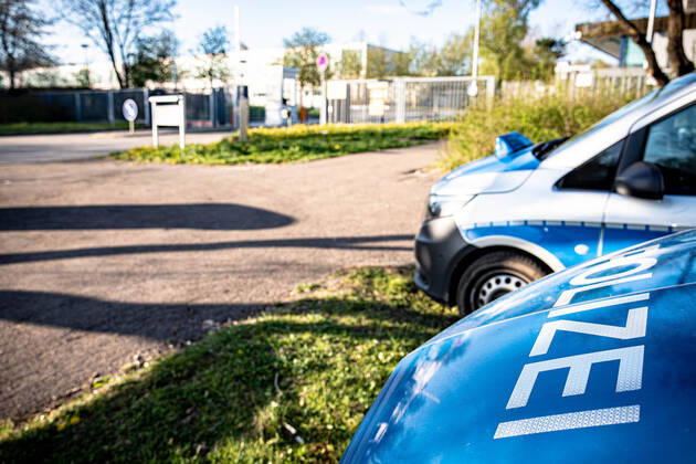 250 Flüchtlinge mit Corona infiziert - Ausgangssperre und Kontaktverbot für Infizierte - Landeserstaufnahmestelle in Ellwangen wird von Polizei bewacht 250 Flüchtlinge mit Corona infiziert - Ausgangssperre und Kontaktverbot für Infizierte - Landeserstaufnahmestelle in Ellwangen wird von Polizei bewacht Baden-Württemberg, 73479 Neuler, Deutschland Copyright: 7aktuell.dex xMarcxGruber